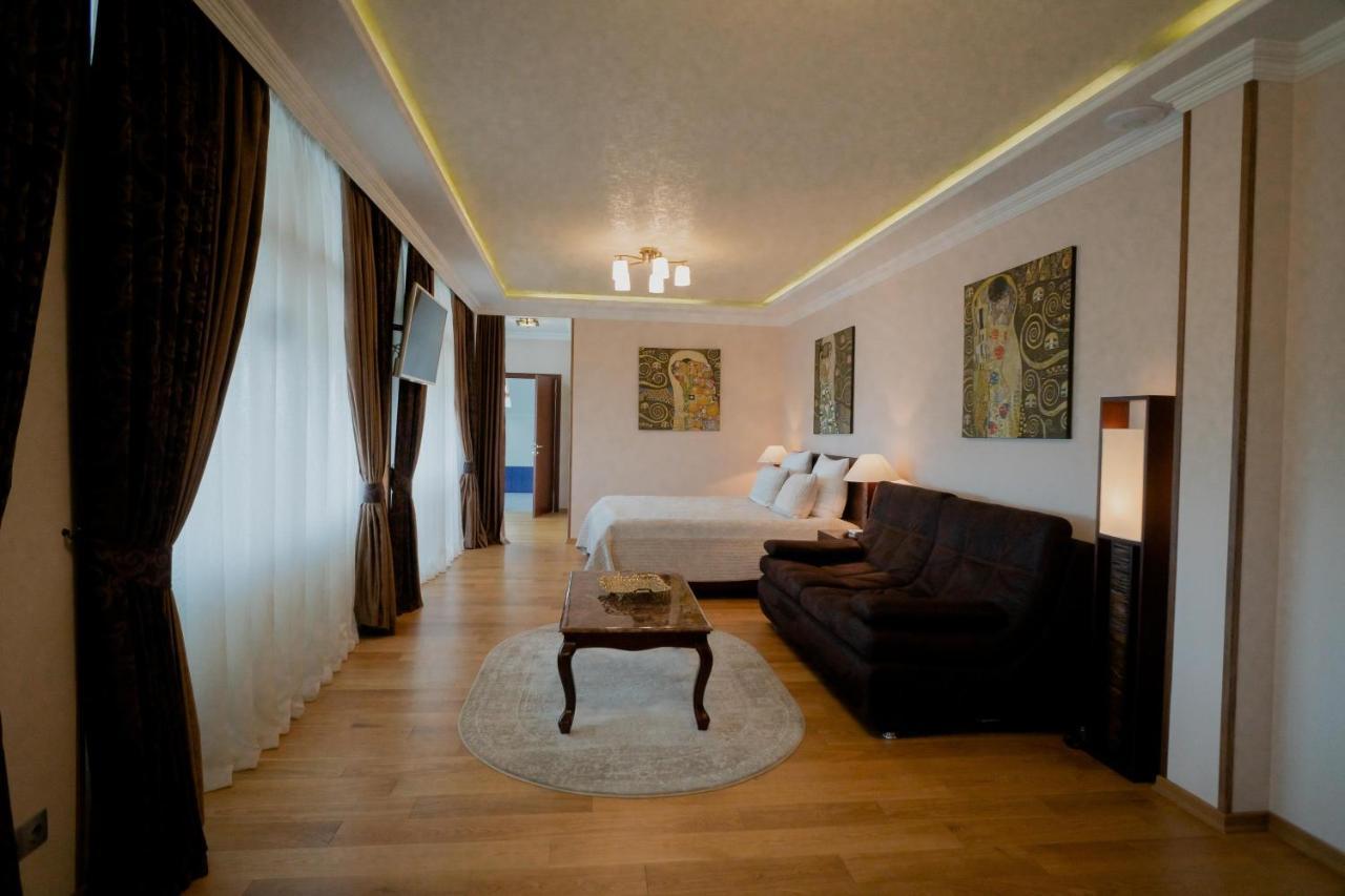 Leon Boutique Hotel Szuhumi Kültér fotó