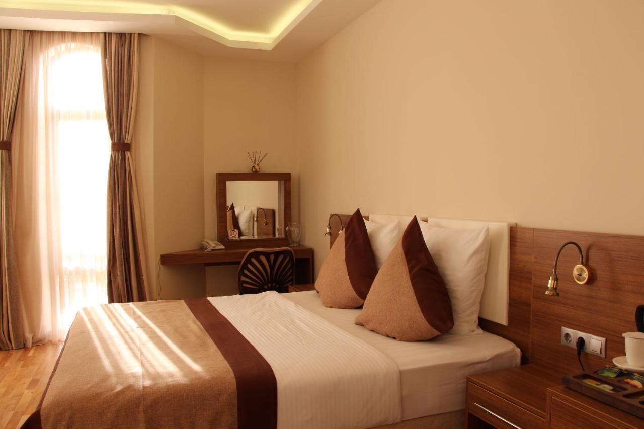 Leon Boutique Hotel Szuhumi Kültér fotó