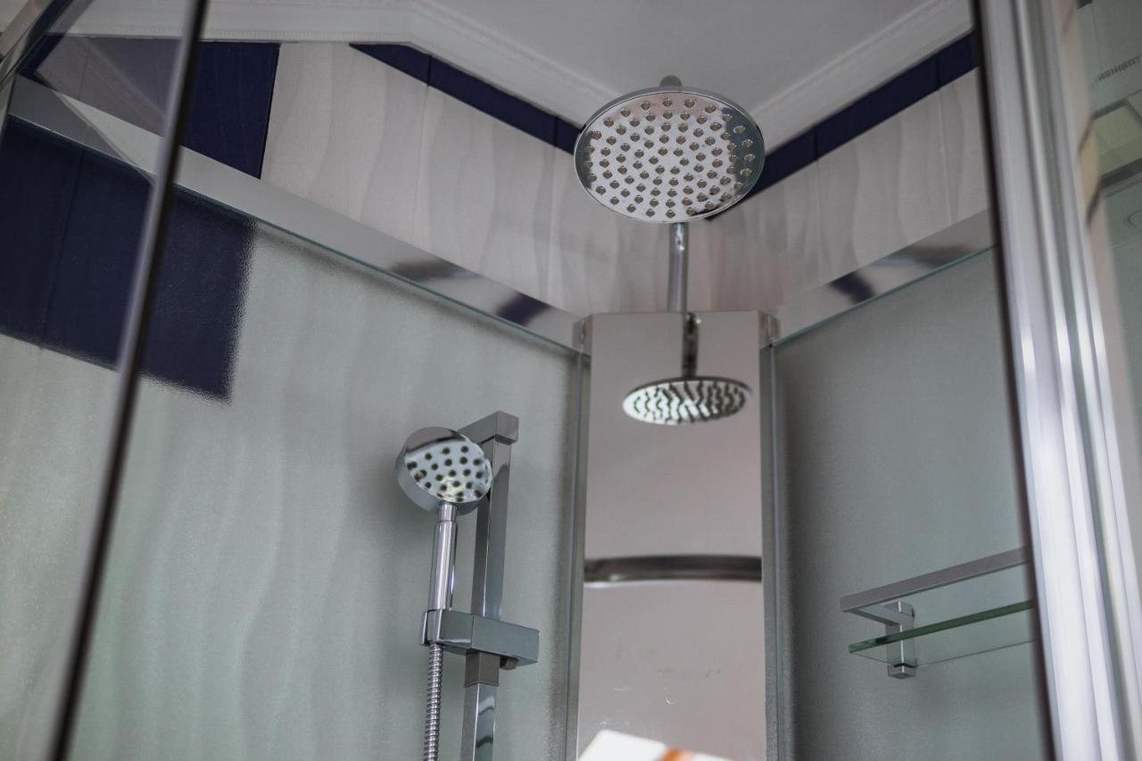 Leon Boutique Hotel Szuhumi Kültér fotó