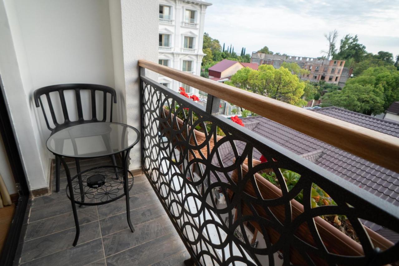 Leon Boutique Hotel Szuhumi Kültér fotó