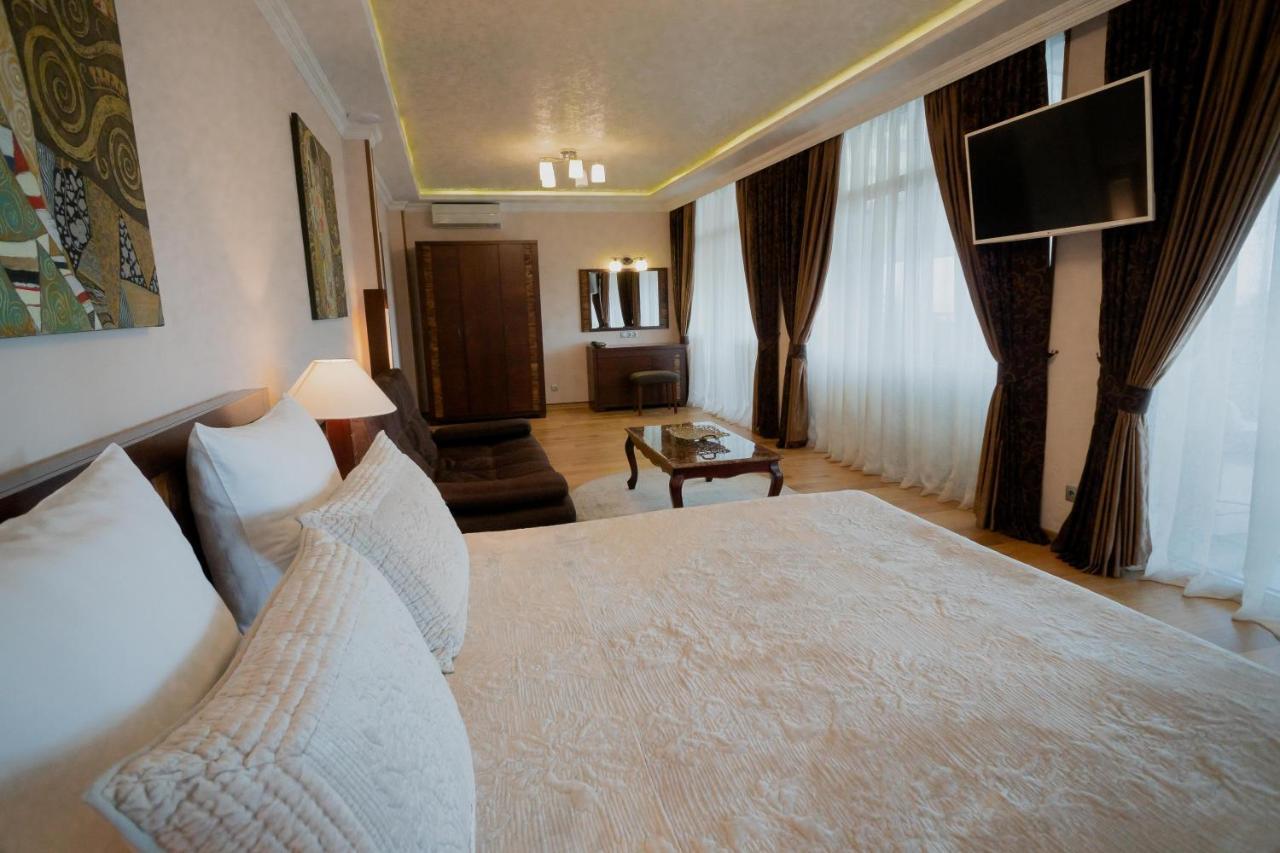 Leon Boutique Hotel Szuhumi Kültér fotó