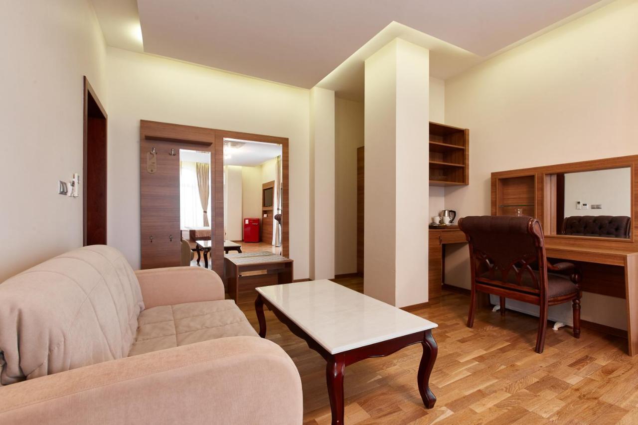 Leon Boutique Hotel Szuhumi Kültér fotó