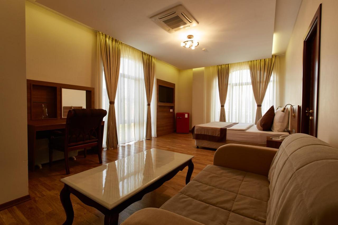Leon Boutique Hotel Szuhumi Kültér fotó
